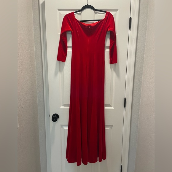 Beautiful Red off-the shoulder velvet dress - Picture 6 of 7
